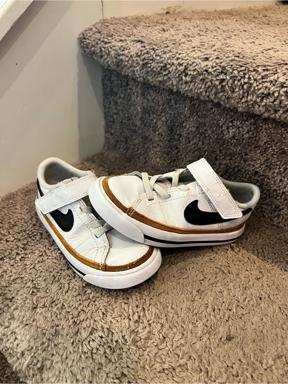 Nike White Kids Low-Top Sneakers with Black Swoosh and Brown Trim